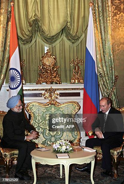 Russian President Vladimir Putin speaks with Indian Prime Minister Manmohan Singh during their meeting in the Kremlin in Moscow, 12 November 2007....