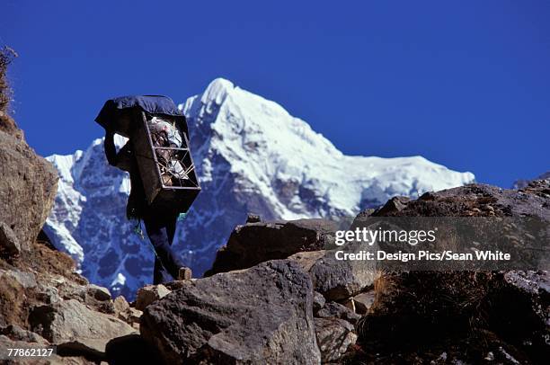 mountain climber walking on mountain - climbing a white mountain stockfoto's en -beelden
