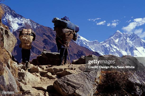 mountaineers on mountain - climbing a white mountain stockfoto's en -beelden