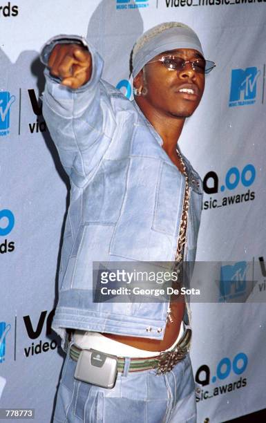 Sisqo arrives for the 2000 MTV Video Music Awards September 7, 2000 at Radio City Music Hall in New York City.