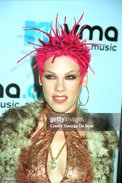 Recording artist Pink poses for photographers at the 2000 MTV Video Music Awards September 7, 2000 at Radio City Music Hall in New York City.