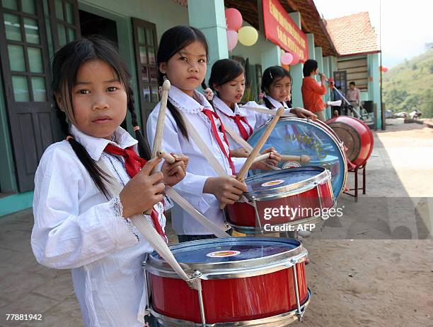 Vietnam-wealth-gap-aid-Singapore,FEATURE by Frank Zeller This photo taken 20 October, 2007 shows Tay ethnic minority pionner children pictured at the...