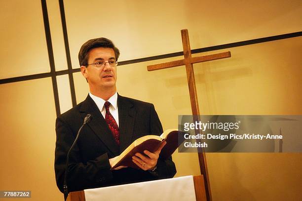 pastor preaching from pulpit - predikant stockfoto's en -beelden