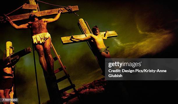 the crucifixion of christ - kreuzigung christi stock-fotos und bilder
