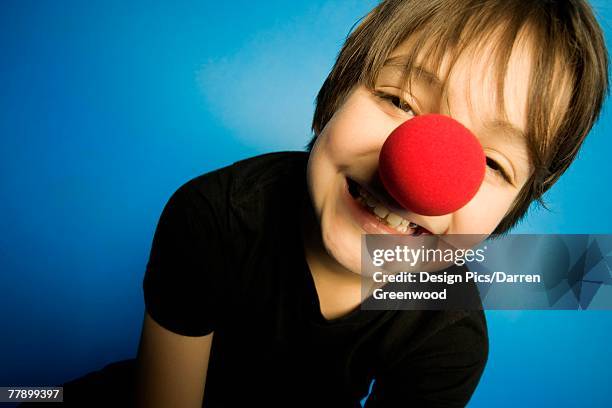 "boy, wearing, a, clown, nose" - clownsneus stockfoto's en -beelden