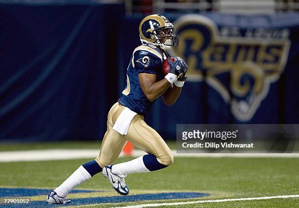 Brandon Williams of the St. Louis Rams makes the catch against the Cleveland Browns at the Edward Jones Dome October 28, 2007 in St. Louis, Missouri....
