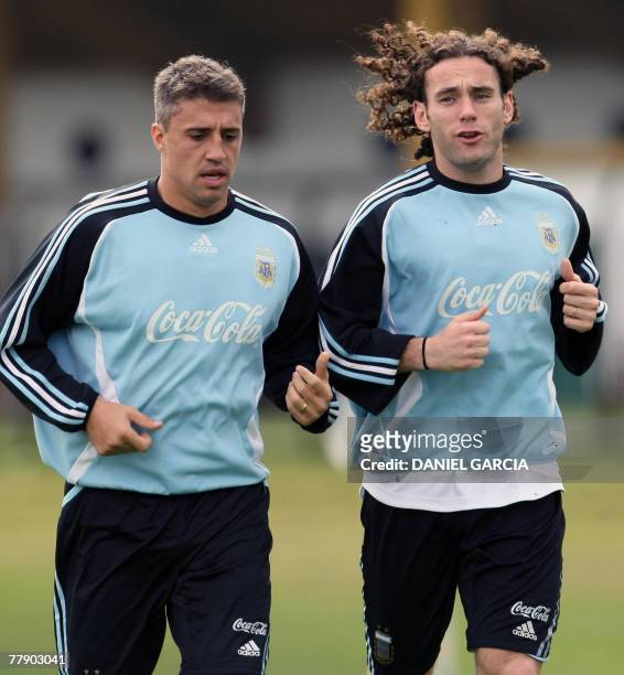 Argentine forward Hernan Crespo and defender Gabriel Milito jog during a training session in Ezeiza, Buenos Aires 13 November 2007. Argentina will...