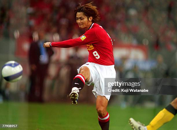 Yuichiro Nagai of Urawa Reds scores the first goal during the AFC Champions League Final 2nd leg Urawa Reds v Sepahan at Saitama Stadium on November...