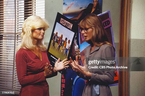 American actresses Loni Anderson and Jan Smithers talk together in a scene from an unidentified episode of the television comedy 'WKRP in...