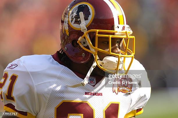 Sean Taylor of the Washington Redskins warms up before the game against the Philadelphia Eagles November 11, 2007 at FedEx Field in Landover,...
