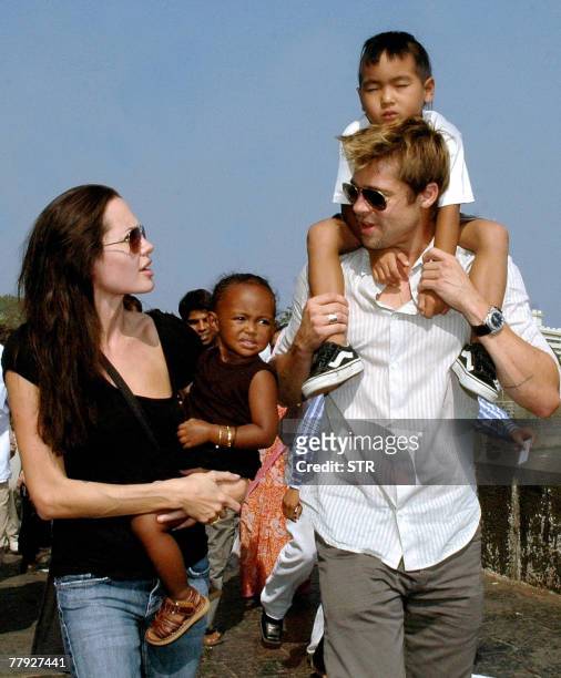 Picture taken 12 November 2006 shows US actors Angelina Jolie , daughter Zahara , husband Brad Pitt and son Maddox taking a stroll on the seafront...