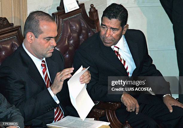 Picture taken 28 July 2004 in Bogota of Salvatore Mancuso , leader of the United Self-Defense Forces of Colombia paramilitary forces, speaking with...