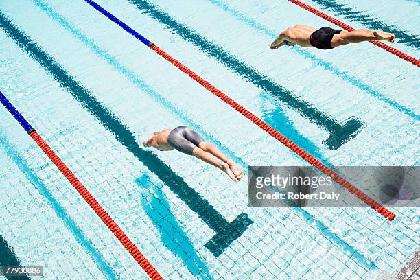 zwei schwimmer tauchen in den pool - championship day two stock-fotos und bilder