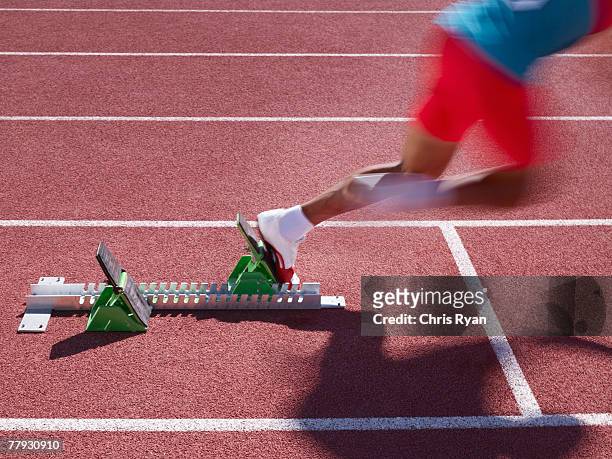 racer at start line on track - forward athlete stockfoto's en -beelden