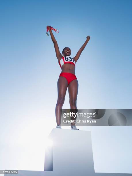 pódio de vencedor no topo atleta - pódio imagens e fotografias de stock