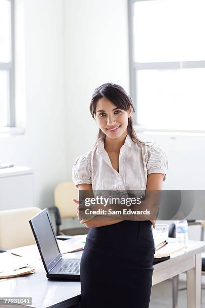 lächelnd geschäftsfrau im büro - high key stock-fotos und bilder