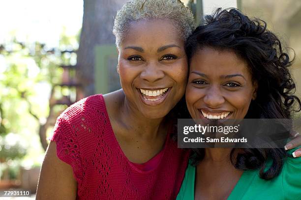 two women smiling outdoors - black female friends stockfoto's en -beelden