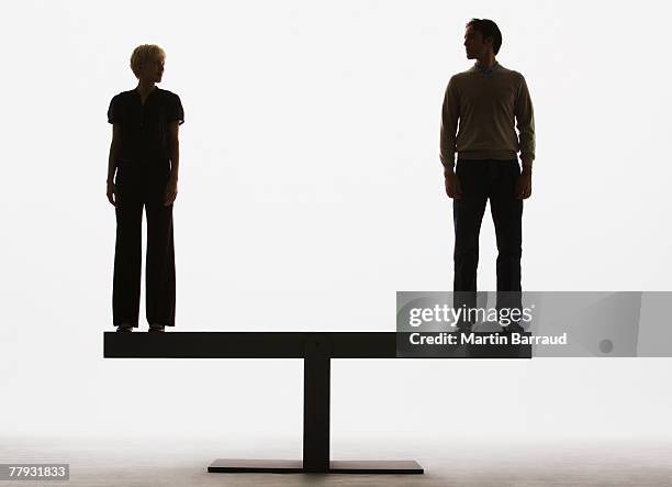 deux personnes debout sur une planche de bois - commerce équitable photos et images de collection