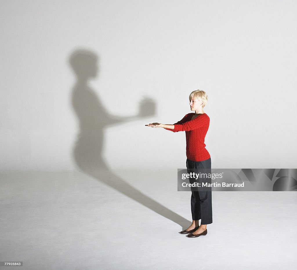 独立した女性は彼女の影ギブたギフト