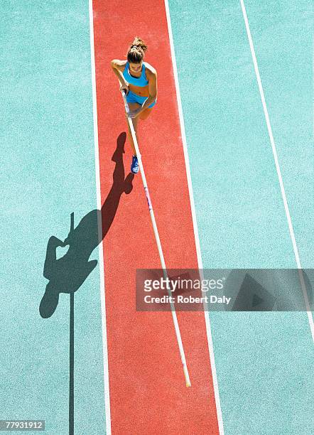 atleta corriendo para hacer un salto con pértiga - salto con pértiga fotografías e imágenes de stock