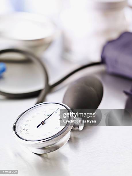 blutdruck-gerät auf tisch - blood pressure stock-fotos und bilder