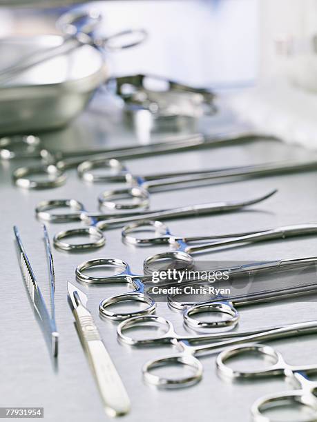 tesoura médico e bisturi na tabela - equipamento cirúrgico imagens e fotografias de stock