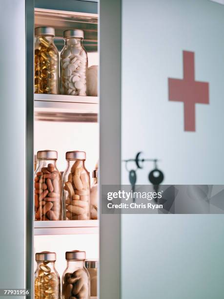 placard avec des comprimés bouteilles à côté de suspendre les clés - armoire de toilette photos et images de collection