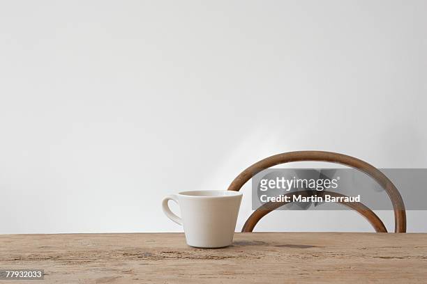 empty chair and mug on table - coffee cups table stockfoto's en -beelden