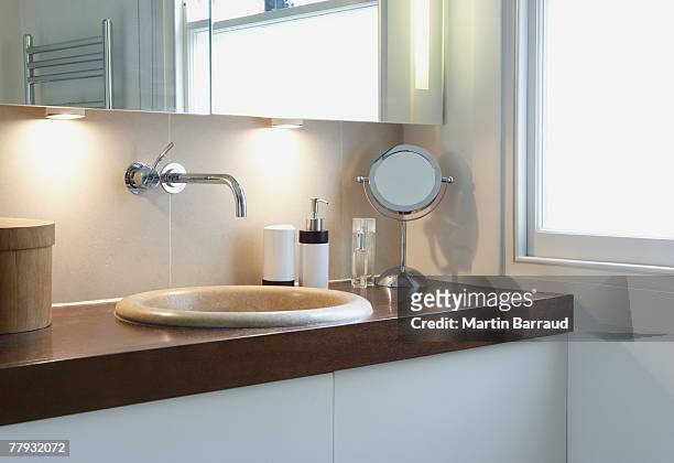 bathroom vanity beside window - ijdel stockfoto's en -beelden