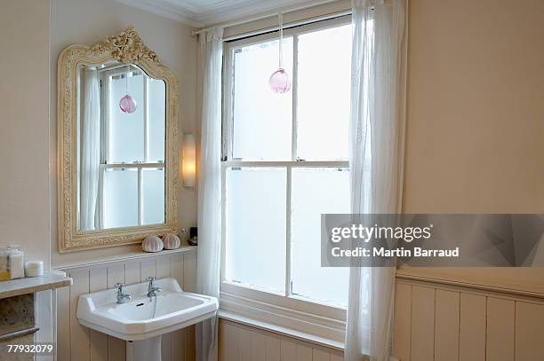 waschbecken und spiegel am fenster - bathroom vanity stock-fotos und bilder