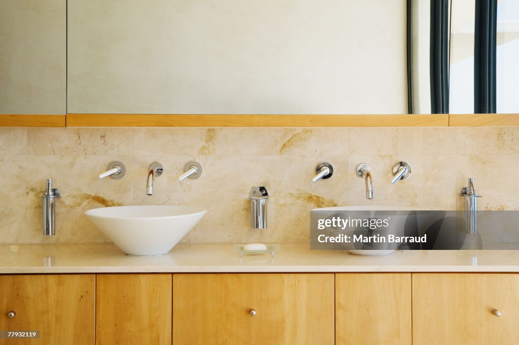 Modern bathroom vanity and sinks