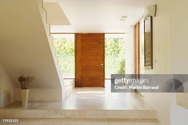 pasillo con puerta de madera de diseño moderno - entrance fotografías e imágenes de stock