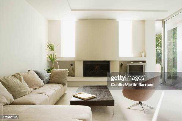 Moderna Sala De Estar Com Lareira Grande, Foto de stock