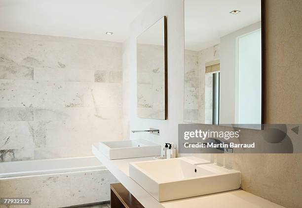 baño moderno con tocador y bañera - bathroom mirror fotografías e imágenes de stock