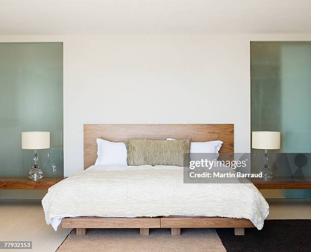 modern cama de casal com cama tabelas - quarto de dormir imagens e fotografias de stock