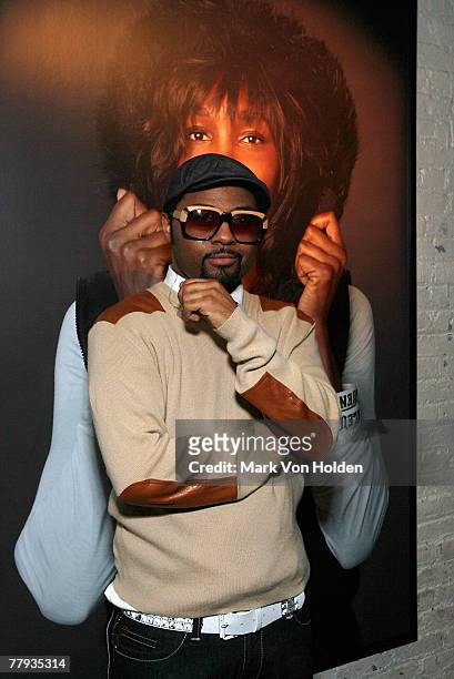 Musical Artist Musiq Soulchild poses at the launch party of Venus Williams new clothing line EleVen on November 14, 2007 at Tenjune, New York.