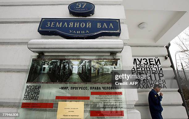 In FRENCH BY Valerie LEROUX "Le mus?e Sakharov tire la sonnette d'alarme ? Moscou" Picture taken 15 November 2007 shows a security guard standing at...