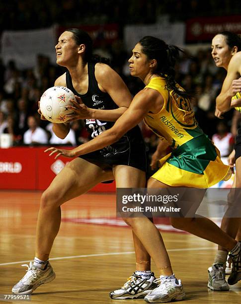 Jodi Te Huna of New Zealand and Mo'onia Gerrard of Australia compete for the ball during the 2007 Netball World Championship Final between New...