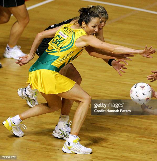 Liz Ellis of Australia defends against Irene van Dyk of New Zealand during the 2007 Netball World Championship Final between New Zealand and...