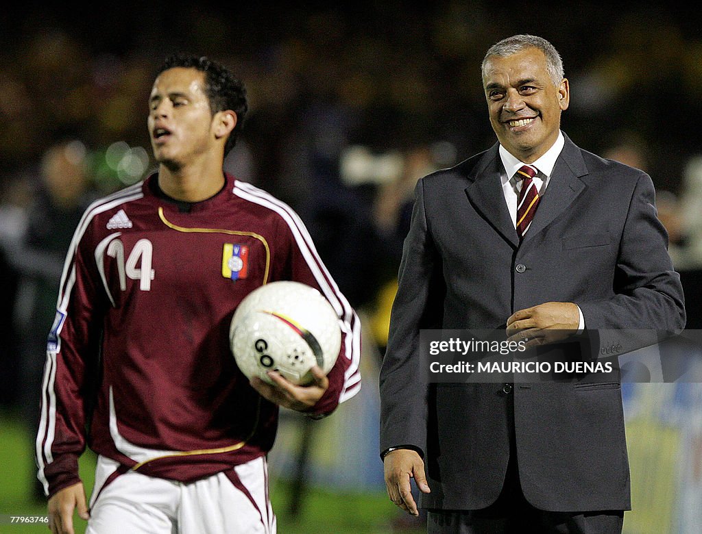 Venezuela's coach Richard Paez (R) smile