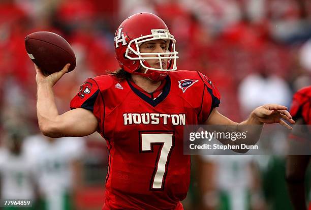 Quarterback Case Keenum of the Houston Cougars throws a pass against the Marshall Thundering Herd at Robertson Stadium November 17, 2007 in Houston,...