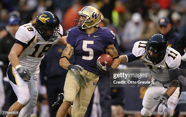 Wide receiver Anthony Russo of the Washington Huskies returns a punt for 62 yards against Michael Mohamed and Andrew Larson of the California Golden...