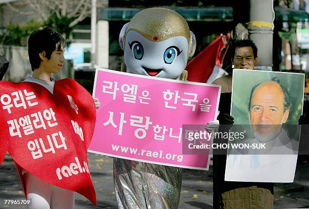 South Korean supporters of Claude Vorilhon , the Raelian sect leader who claims that his sect-run firm Clonaid has created the first human clone,...