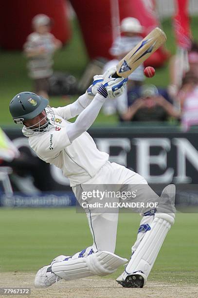 South Africa batsman Dale Steyn slams a shot off the ball of New Zealands Chris Martin at Super Sports Park in Centurion, 18 November 2007 during the...