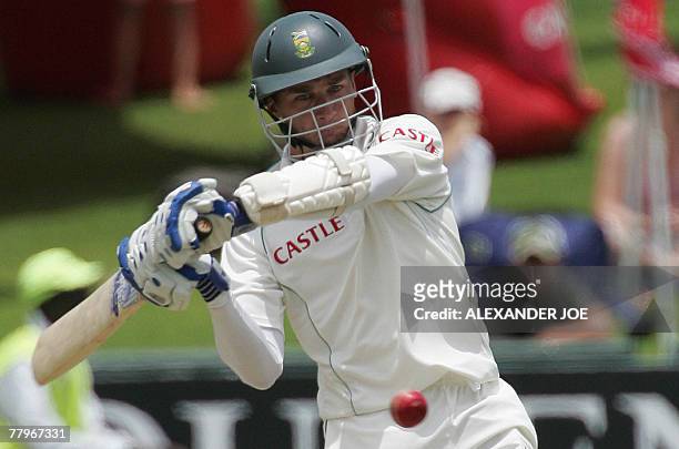 South Africa batsman Dale Steyn slams a shot off the ball of New Zealands Chris Martin at Super Sports Park in Centurion, 18 November 2007 during the...