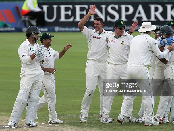 South African bowler Andre Nel celebrates with teammates after dismissing New Zealands batsman Ross Taylor 18 November 2007 at Super Sports Park in...