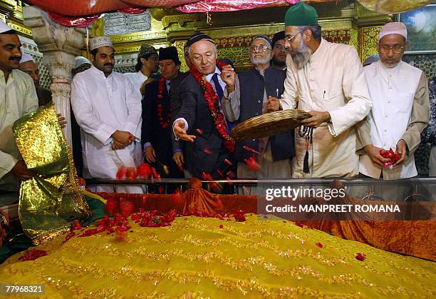 The Mayor of London Ken Livingstone lays a floral offering the Shrine of the Sufi saint Hazrat Nizamuddin Aulia in New Delhi, 18 November 2007....