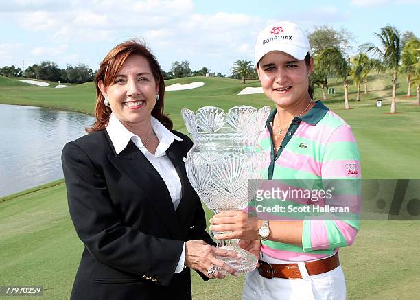Commissioner Carolyn Bivens presents the trophy to Lorena Ochoa of Mexico after her two-stroke victory at the 2007 ADT Championship at the Trump...