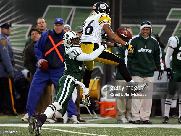 Hines Ward of the Pittsburgh Steelers can't hold onto a pass as he is defended by Hank Poteat of the New York Jets at Giants Stadium November 18,...