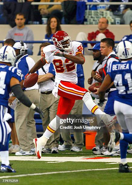 Wide receiver Dwayne Bowe of the Kansas City Chiefs tiptoes the sideline in a game against the Indianapolis Colts at the RCA Dome on November 18,...